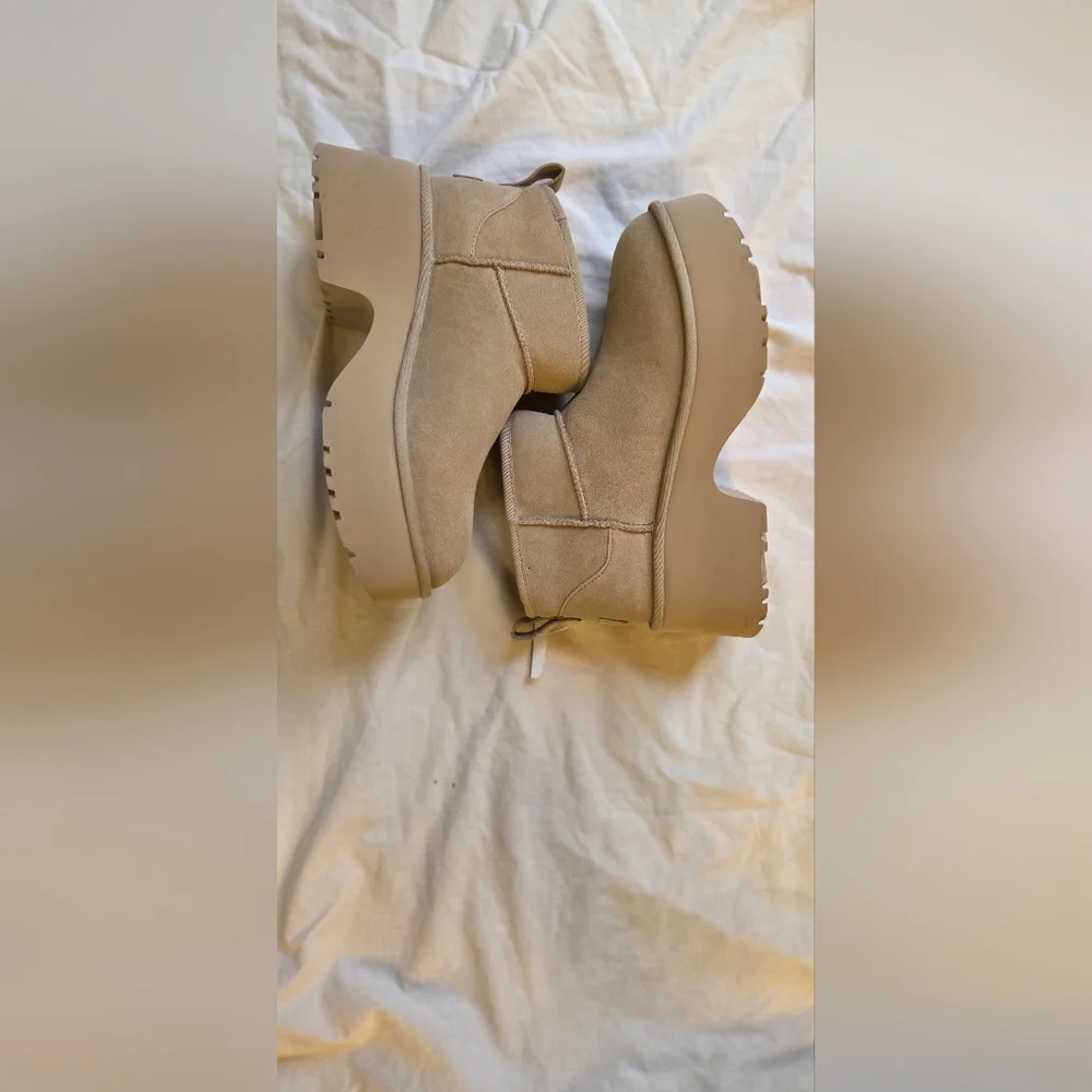 UGG Tan Ankle Boots with Cream Lining - Picture 2 of 5